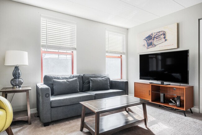 Building Photo - 615 N East St