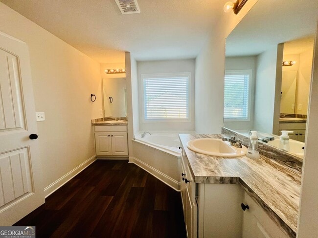 Building Photo - 112 White Cir