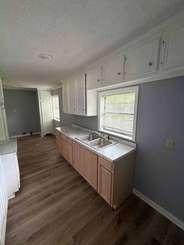 Building Photo - 1033 Dorgan St