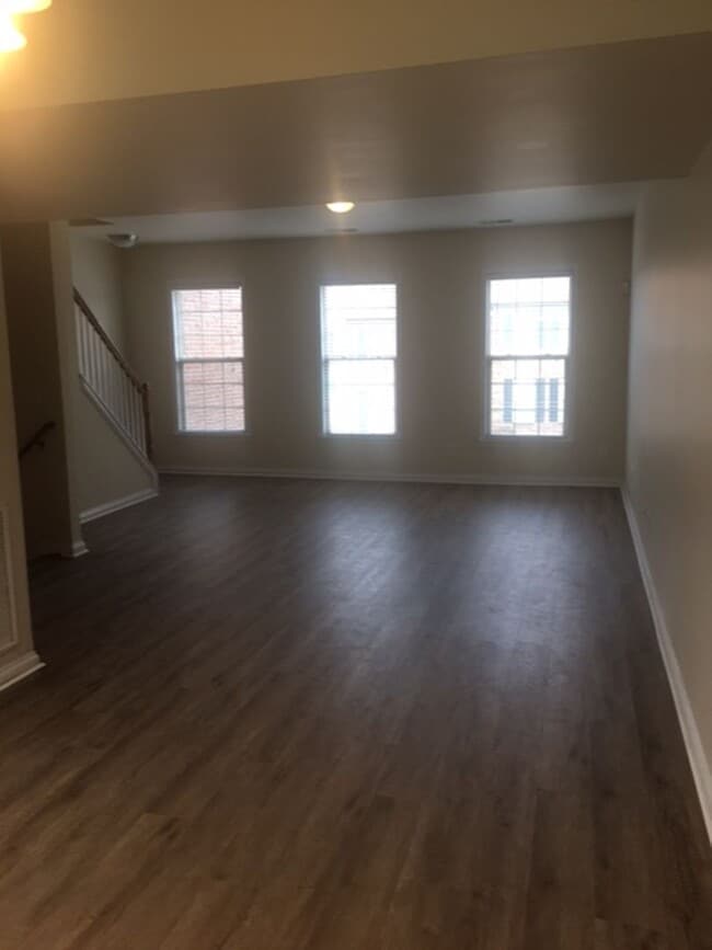 Building Photo - Spacious 3 bedroom townhouse in Dove Creek Subdivision!        20260504