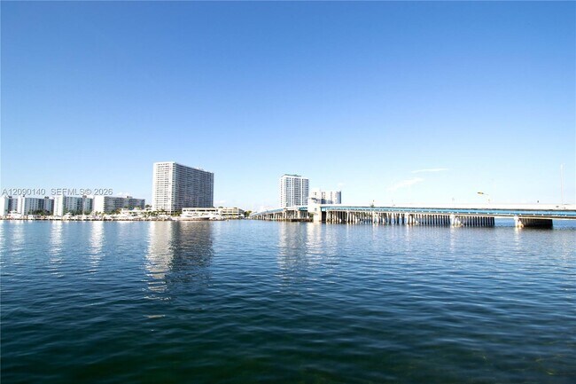 Building Photo - 2016 Bay Dr