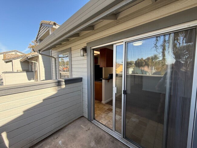 Building Photo - Parkview Condo close to shopping & Freeway!