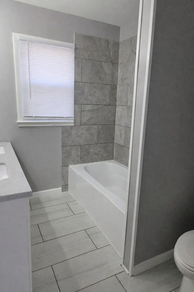 Building Photo - 715 N Kokomo Ave