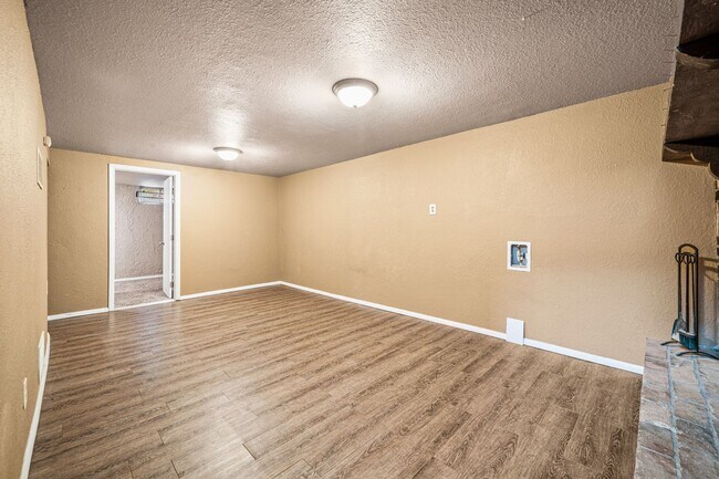 Building Photo - 4 Bed ranch home in Pueblo with Garage!