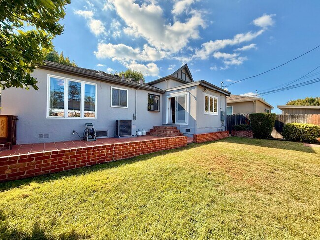 Building Photo - Beautifully Renovated Single-Family Home i...