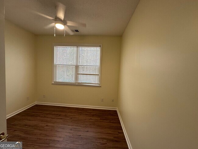 Building Photo - 124 Cottesford Dr SW