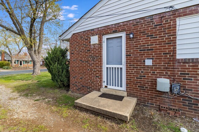 Building Photo - CITY OF FREDERICKSBURG 3 BEDROOM HOME FOR RENT