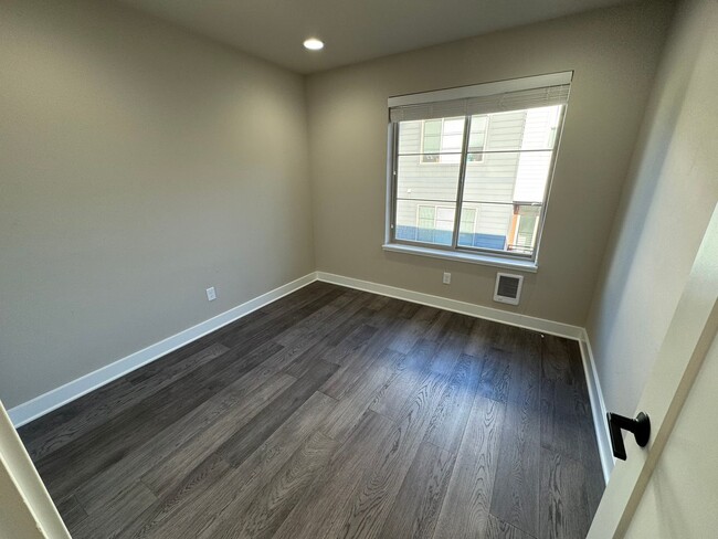 Building Photo - 4Bd/3.25Ba Kirkland Townhouse