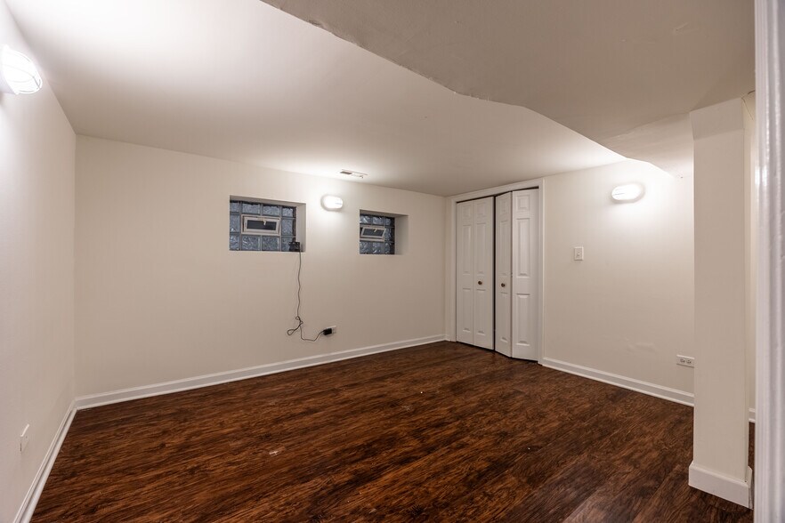 Building Photo - 2833 W Medill Ave