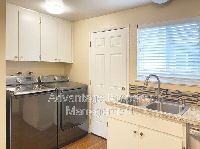 Building Photo - 588 NW Oak Ave