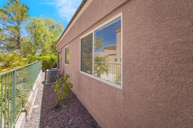 Building Photo - Beautiful Single Story Home with 3 Bedroom...