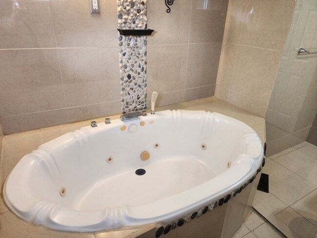 Building Photo - Beautiful 3 Bedroom with additonal 4th bedroom! Larg fenced front & backyard!!