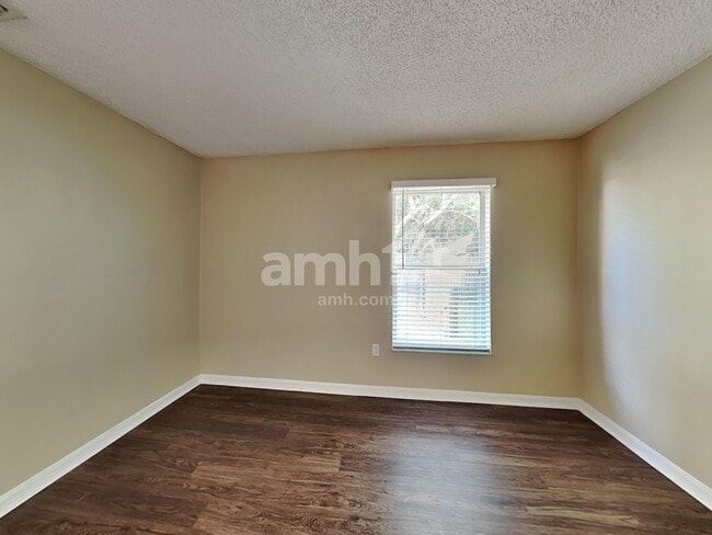 Building Photo - 558 Hatcher St SE