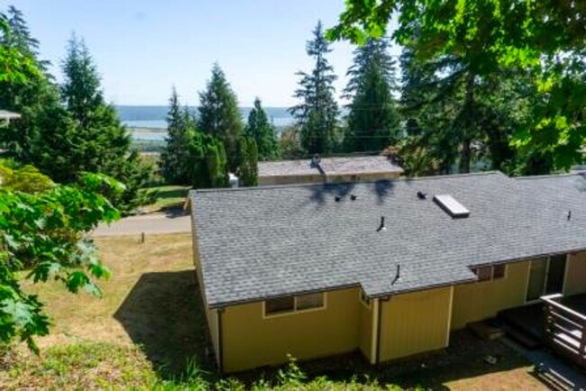 Building Photo - 3 bedroom, 2 bath with double car attached garage, newly remodeled.