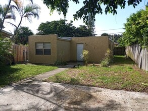 Building Photo - Come see this 2/1 with no Hoa