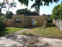 Building Photo - Come see this 2/1 with no Hoa