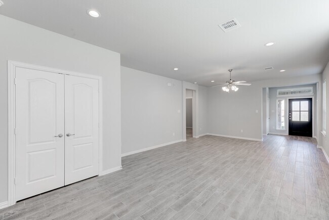 Building Photo - 1225 Red Hills Dr