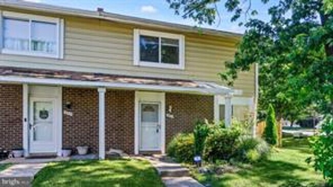 Building Photo - RENOVATED TOWNHOUSE WITH 3 BEDROOMS AND 1.5 BATHS, FENCED BACKYARD