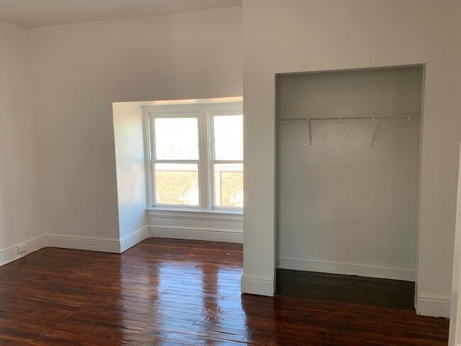 Building Photo - Spacious 4 Bedroom 1.5 Bath, 2 Car Garage-...