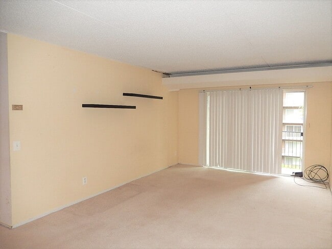 Building Photo - Charming 1 Bedroom 1 Bathroom Condo In Much Sought After EOS-21