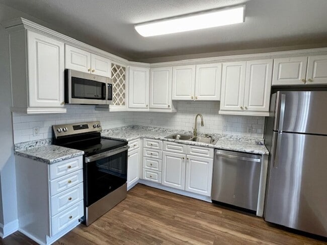 Building Photo - 2 Bedroom 2 Bath Townhome