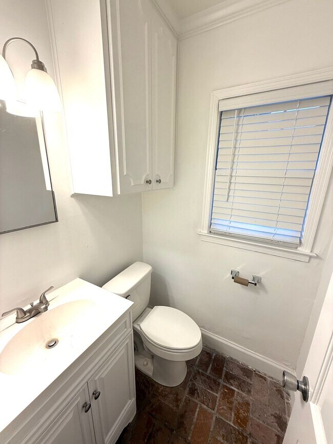 Building Photo - ** 4 Bed 2.5 Bath Located in Ridgefield** ...
