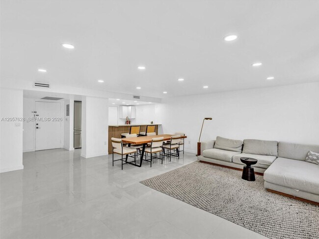 Building Photo - 10000 W Bay Harbor Dr