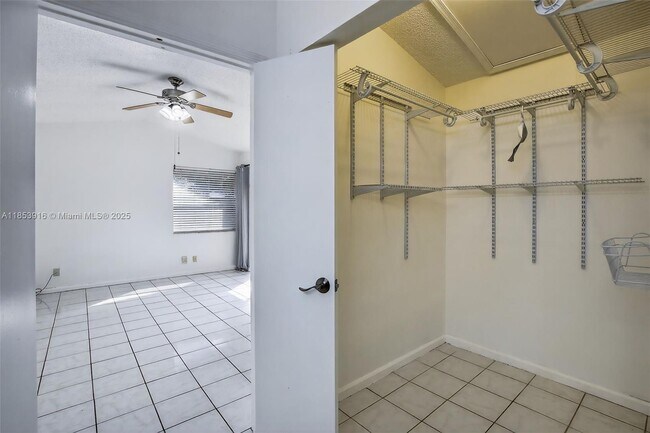 Building Photo - 581 Lakeside Cir