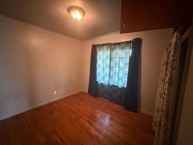 Building Photo - Stunning 3 bedroom, 1.5 Bath in Tulsa
