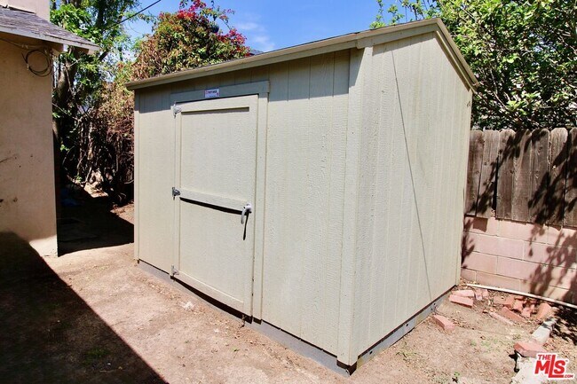 Building Photo - 7610 Kelvin Ave