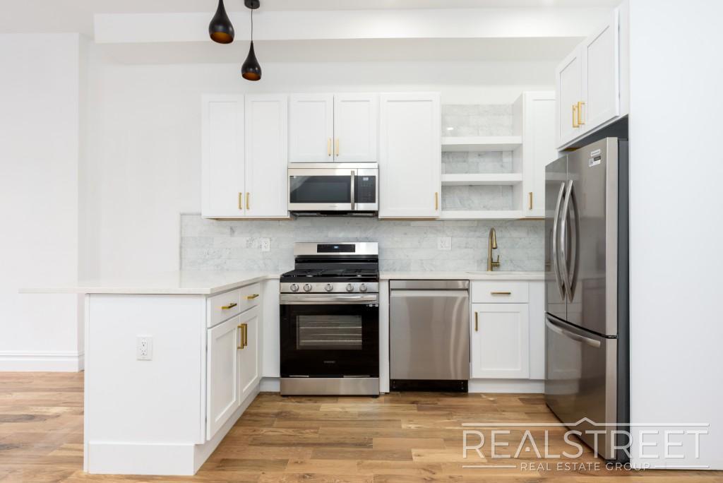 Building Photo - STUNNING TRUE 4 BED 2 BATH IN PRIME BUSHWICK TOWNHOUSE