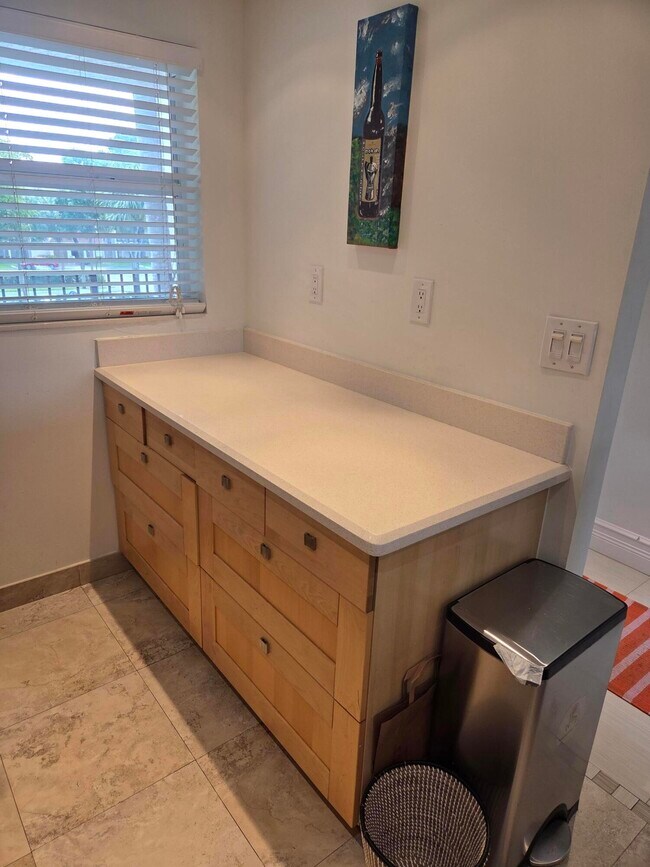 Building Photo - 1831 Sabal Palm Dr