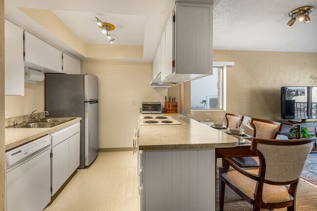 Building Photo - Downtown Furnished 1 Bed / 1 Bath Apartmen...