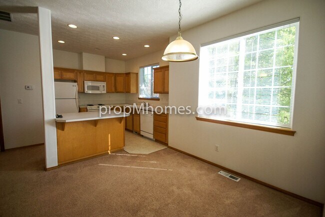Building Photo - Beautiful Three Bedroom Townhouse - Prime Clackamas Location!
