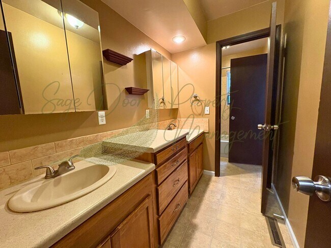 Building Photo - Stylish Blue Springs Home With Fresh Updates & Great Natural Light