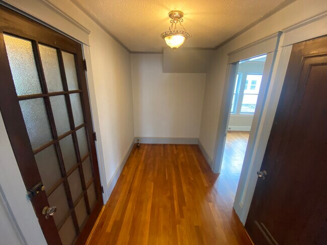 Building Photo - 144 Russell St