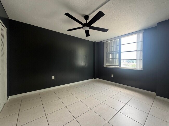 Building Photo - 15600 NW 7th Ave