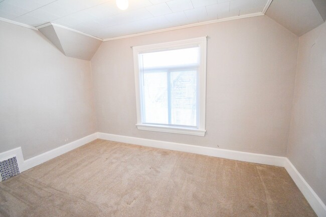 Building Photo - 4 Bed 1.5 Bath Downtown Gem Available For ...