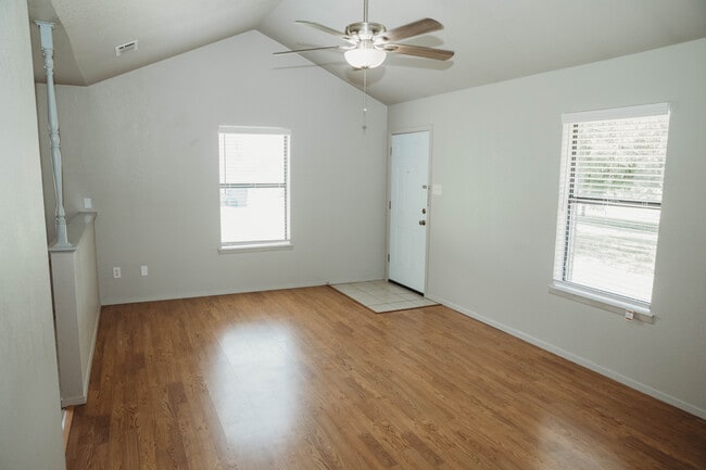 Building Photo - 505 W Bluebonnet Dr