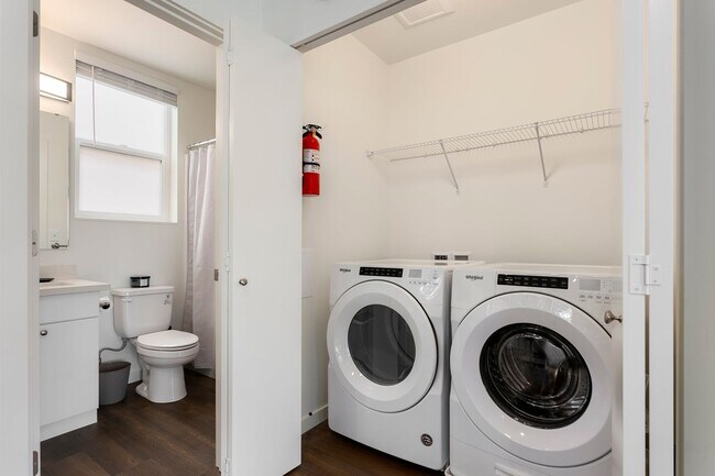 Building Photo - Stunning Student Housing Close to UW **$15...