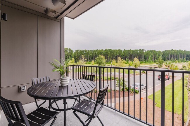 Building Photo - Spacious & Modern Two Bedroom Apartment! *...