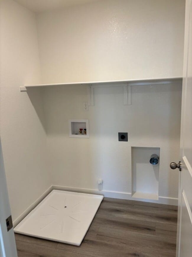 Building Photo - Newer DR Horton Smart Home with 5 Bedrooms and Bonus Loft