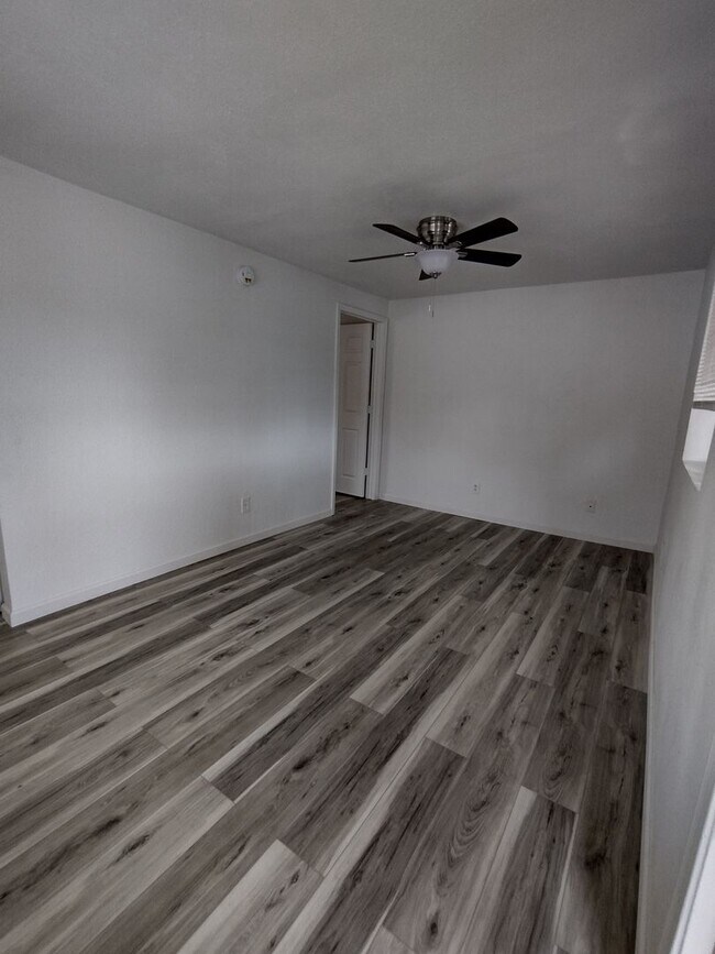 Building Photo - Sharp 1 Bed/1 Bath Updated Apt