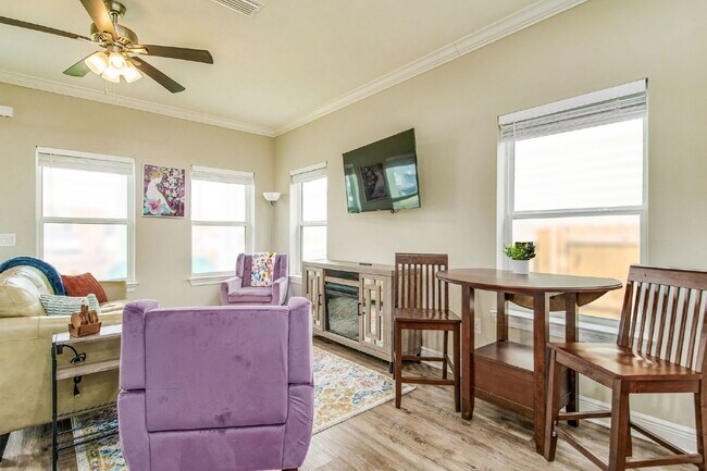 Building Photo - 1002 W Main St