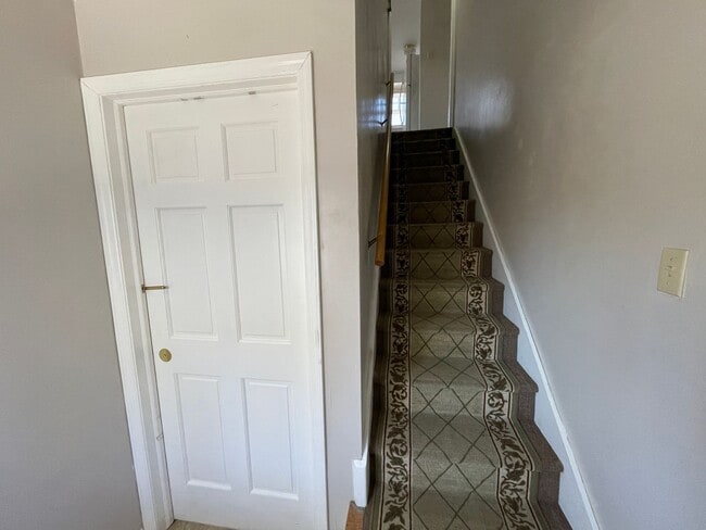 Building Photo - 2 bedroom Home Near Campus! Preleasing for 26/27 School Year!