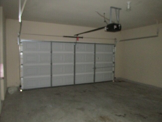 Building Photo - Large Home in Northeast Austin!