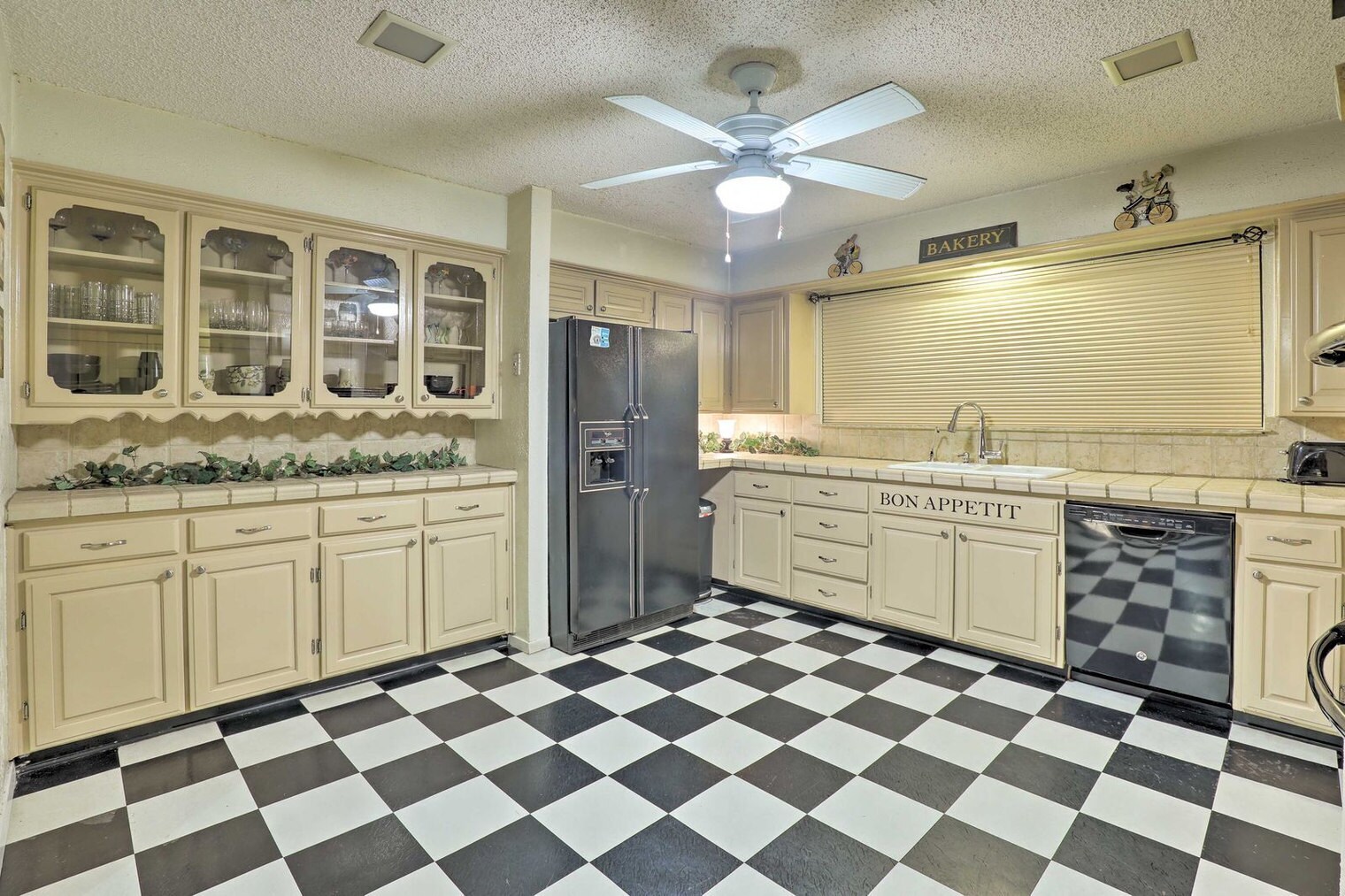 Building Photo - 2109 Woodside Dr
