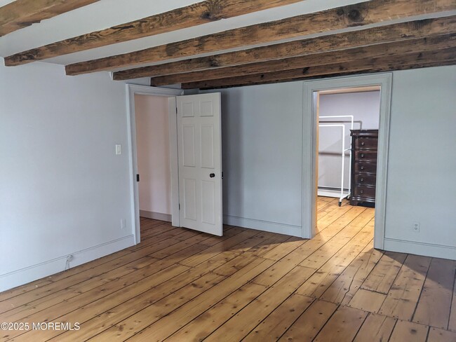 Building Photo - 16 E Larchmont Dr