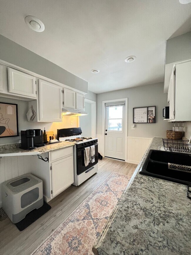 Building Photo - AVAILABLE JUNE 2026 - Renovated 3 Bed 1 Bath Home in East Duluth