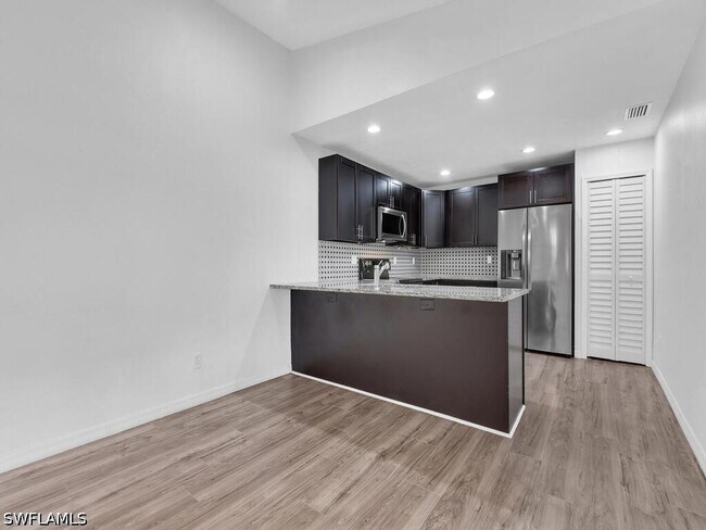 Building Photo - 5620 Foxlake Dr